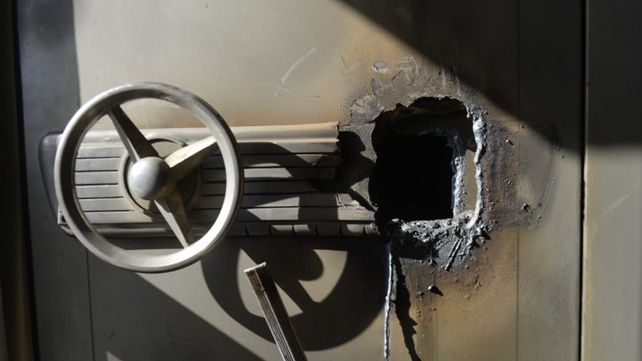 Así quedó un de las cajas fuertes violentadas en el edificio de Córdoba al 1300.