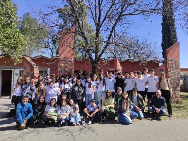 El contingente de alumnos de tercer año de la Escuela Secundaria Juan Bautista Alberdi