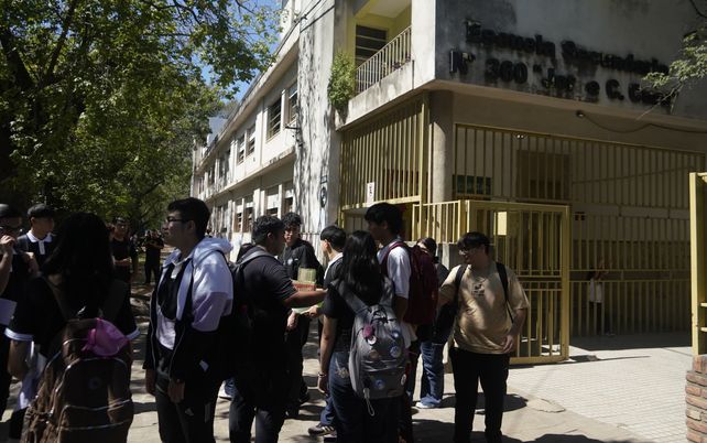 En la escuela secundaria Jorge Carlos Cura los estudiantes asisten a clase sólo cuatro de los cinco días de la semana por falta de aulas.