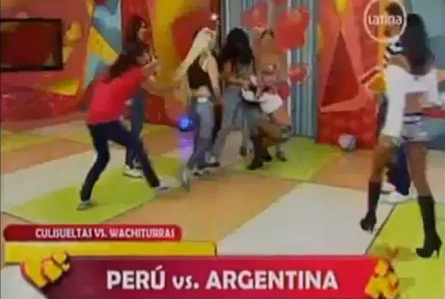 Papelón televisivo entre las Culisueltas vs. Wachiturras en Perú