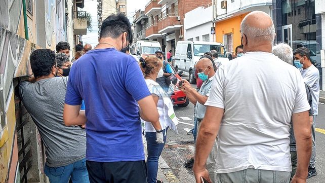 En la Clínica Escolar se hisopa de lunes a viernes a personas mayores de 15 años.