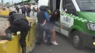 Chile: la detuvieron, robó el arma de un guardia y baleó a tres personas