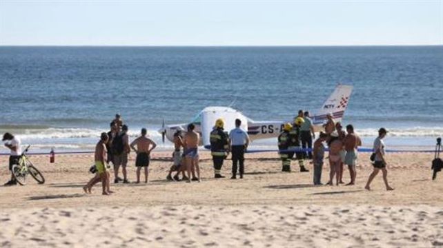 Un hombre y una niña murieron al ser chocados por una avioneta que realizó un aterrizaje de emergencia