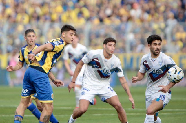 Alejo Veliz recibió el cariño de los hinchas en su primer partido tras el regreso.