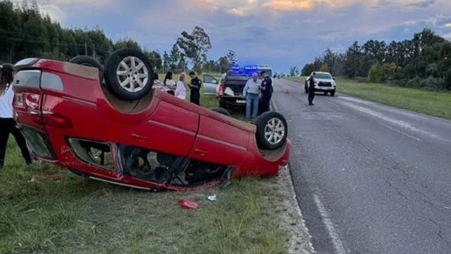 Accidente en Ruta 015: un Fiat Palio volcó y tres personas resultaron heridas.