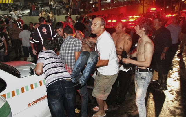 Solidarios. Numerosas personas se sumaron a la policía y los bomberos para rescatar y asistir a los heridos.