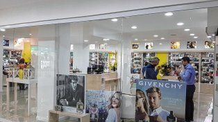 De una perfumería robaron $500.000 y 6.000 dólares