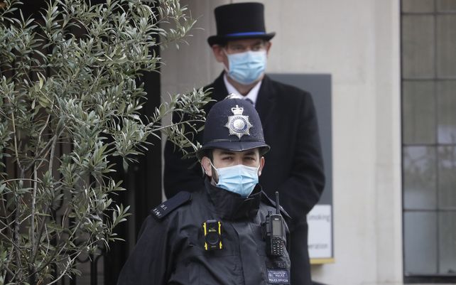 Un oficial de policía se encuentra frente al hospital King Edward VII en Londres. El Palacio de Buckingham dice que el príncipe Felipe de 99 años fue ingresado en ese nosocomio de Londres después de sentirse mal.&nbsp;