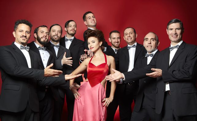 La científica lidera una banda de jazz de 14 músicos