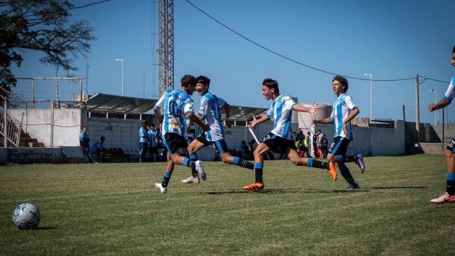 En su debut los juveniles de Belgrano lograron dos triunfos y un empate ante Sportivo Las Parejas.