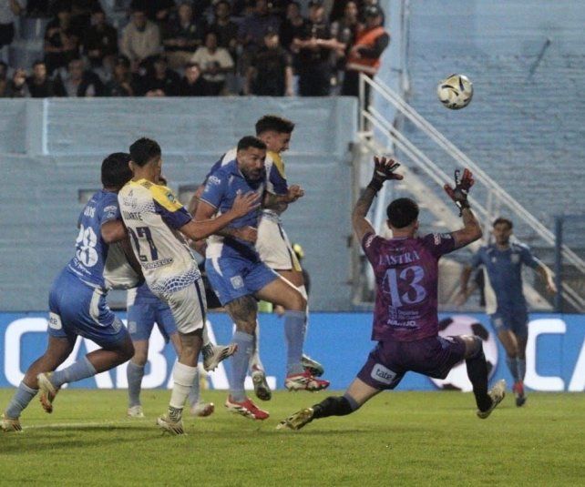Enzo Copetti impacta de cabeza para poner a Central 1 a 0 arriba en Río Cuarto.