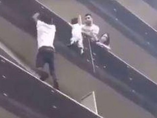 Heroico. El joven malí trepó con agilidad y salvó al chico que estaba por caer de un balcón.