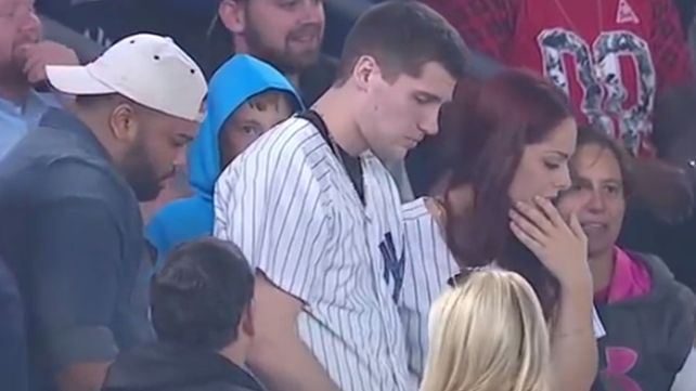 Perdió el anillo para propenerle matrimonio en pleno estadio Perdió el anillo para propenerle matrimonio en pleno estadio