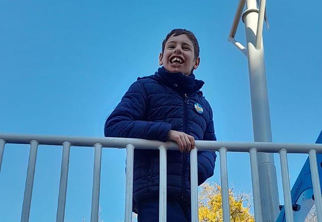 La familia del niño impulsa la campaña “3.000 mates por Bauti” para costear un tratamiento en México que podría mejorar su calidad de vida.