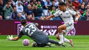 Dibu Martínez protagonizó un blooper en el triunfo de Aston Villa ante Fulham.