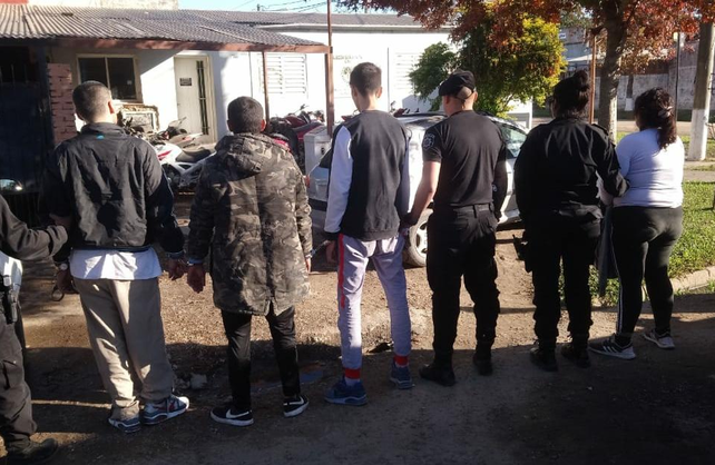Persecución con cuatro detenidos y dos armas de fuego secuestradas