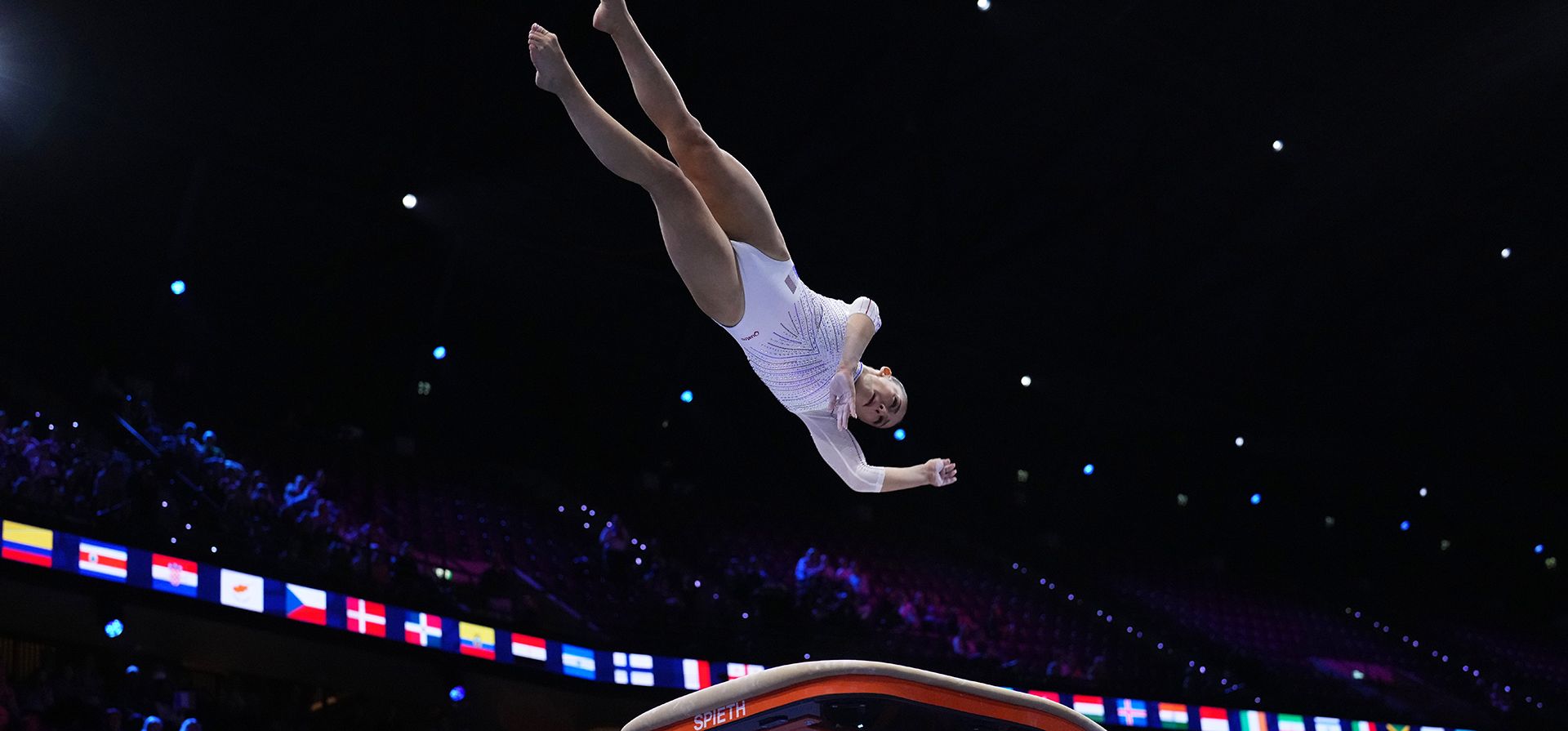 Maiana Prat, de Francia, compite en salto de potro durante la ronda de clasificación femenina del Campeonato Mundial de Gimnasia Artística en Rotterdam, Países Bajos, el lunes 19 de octubre de 2026. (Foto AP/Francisco Seco)