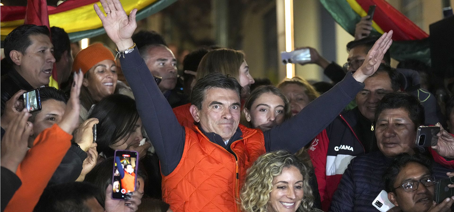 El candidato presidencial Rodrigo Paz, al centro, alza las manos en señal de triunfo luego de que los resultados preliminares lo mostraban al frente de los comicios, el domingo 17 de agosto de 2025, en La Paz, Bolivia. (AP Foto/Natacha Pisarenko) El candidato presidencial Rodrigo Paz, al centro, alza las manos en señal de triunfo luego de que los resultados preliminares lo mostraban al frente de los comicios, el domingo 17 de agosto de 2025, en La Paz, Bolivia. (AP Foto/Natacha Pisarenko)