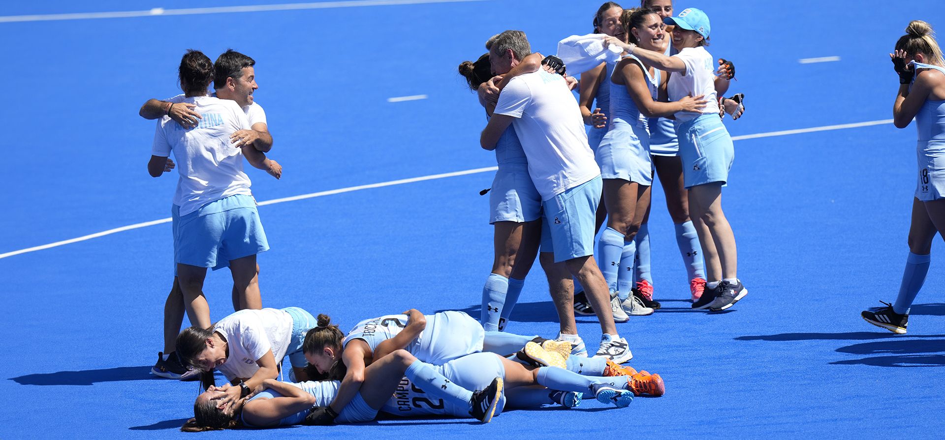 Las Leonas celebran su victoria ante Alemania tras la tanda de penales en el partido de cuartos de final de hockey sobre césped femenino en el estadio Yves-du-Manoir durante los Juegos Olímpicos de Verano de 2024, el lunes 5 de agosto de 2024, en Colombes, Francia. (Foto AP/Aijaz Rahi) Las Leonas celebran su victoria ante Alemania tras la tanda de penales en el partido de cuartos de final de hockey sobre césped femenino en el estadio Yves-du-Manoir durante los Juegos Olímpicos de Verano de 2024, el lunes 5 de agosto de 2024, en Colombes, Francia. (Foto AP/Aijaz Rahi)
