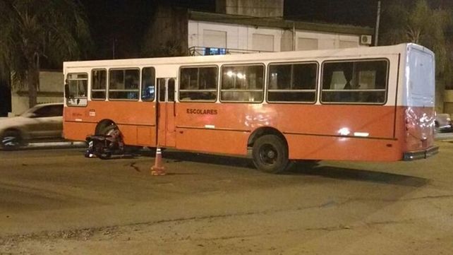 Dos personas fueron hospitalizados tras chocar una moto y un colectivo