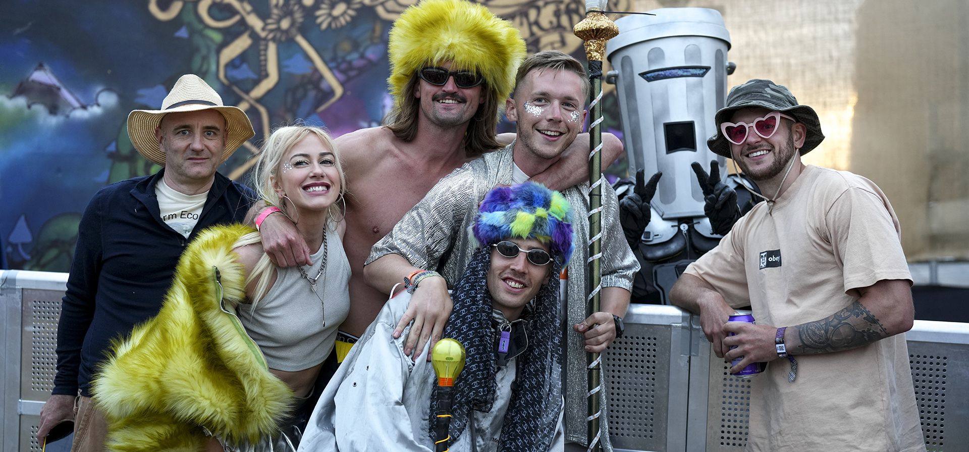 El conde Binface, candidato en las próximas elecciones generales de Gran Bretaña, posa para una fotografía con los asistentes al festival durante el Festival de Glastonbury en Worthy Farm, Somerset, Inglaterra, el sábado 29 de junio de 2024. (Scott A Garfitt/Invision/AP)
