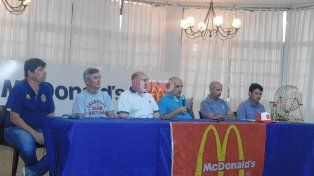 Las autoridades de El Quillá brindaron detalles del Tiburoncito de fútbol infantil.