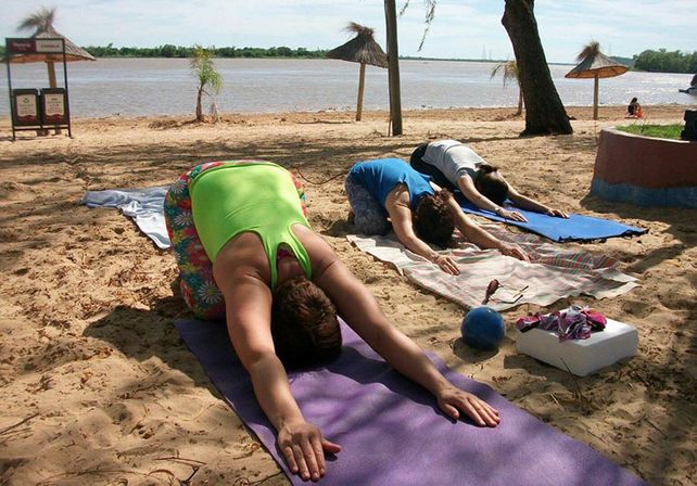 Volvió el yoga a la playa del Municipal