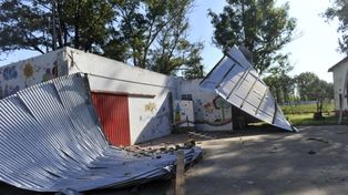 Un fuerte viento voló el techo de la escuela rural Nº 246 de Villa Amelia
