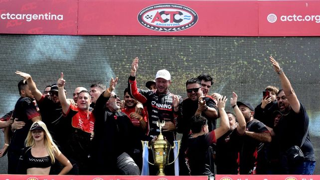 Figurita repetida. Agustín Canapino celebrando en un podio
