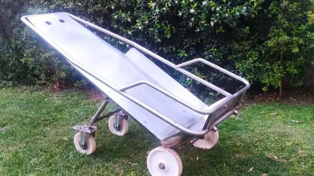 Un cochecito metálico pata transportar carne