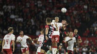 Newells y Huracán hacen un partido plagado de goles.