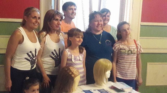 Fabrican pelucas con cabello donado para ayudar a mujeres con cáncer