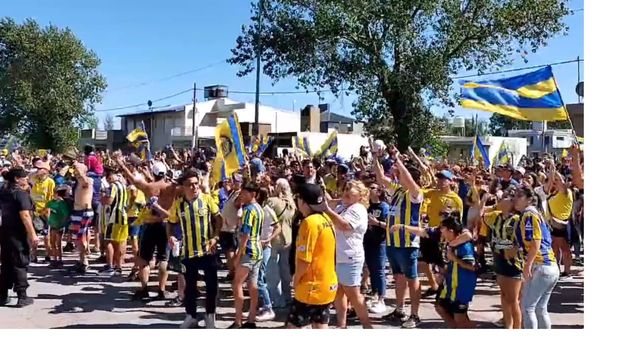 Miles de canallas se apostaron desde temprano en la puerta del predio de Arroyo Seco para acompañar al plantel.