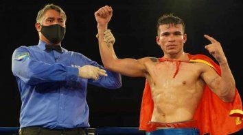 Hugo Roldán pelea en Panamá por el título latino CMB superligero