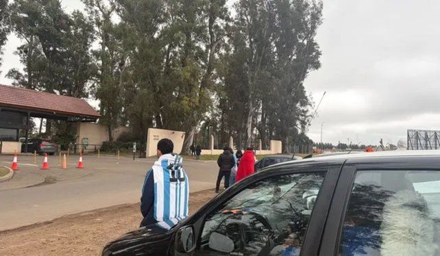 Hinchas de la selección frente al Kentucky esperando a Messi