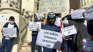 La comunidad educativa de la Escuela Pestalozi en una protesta por la falta de gas.