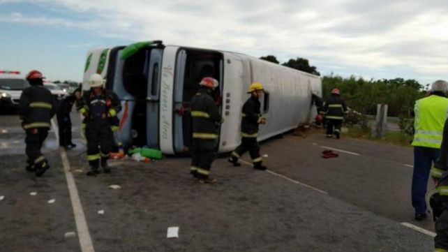 Tragedia. El conductor habría cometido un error en una curva o se habría quedado dormido y volcó.