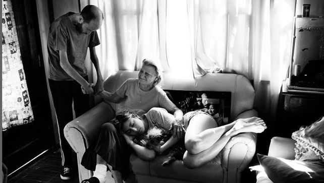 En familia. Su madre y su hija lo contienen