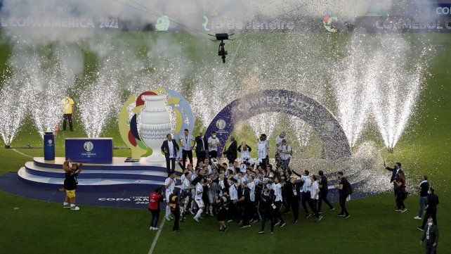 Los jugadores de Argentina levantan la copa después de vencer 1-0 a Brasil durante la final de la Copa América en el estadio Maracaná de Río de Janeiro, Brasil, el sábado 10 de julio de 2021 AP Photo / Silvia Izquierdo
