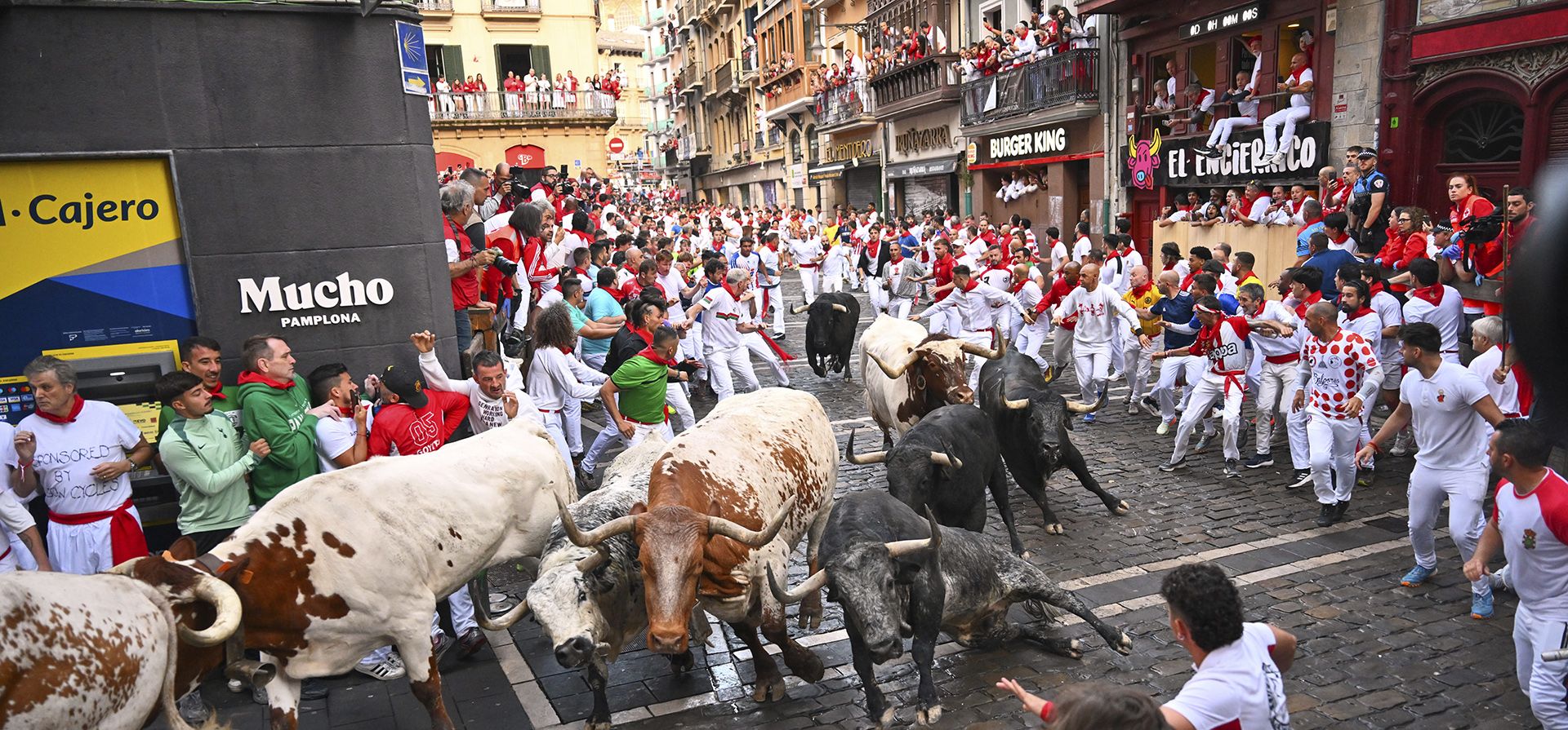 Los juerguistas corren con toros de la ganadería Cebada Gago durante el segundo día de encierros en las fiestas de San Fermín en Pamplona, España, el martes 8 de julio de 2025. (Foto AP/Miguel Oses) Los juerguistas corren con toros de la ganadería Cebada Gago durante el segundo día de encierros en las fiestas de San Fermín en Pamplona, España, el martes 8 de julio de 2025. (Foto AP/Miguel Oses)