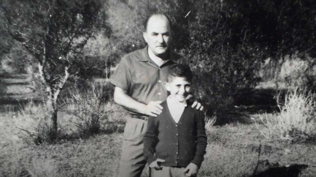 Roberto Miguel junto a su padre durante una infancia que se desplegó en la Escuela Alberdi y el parque Urquiza.
