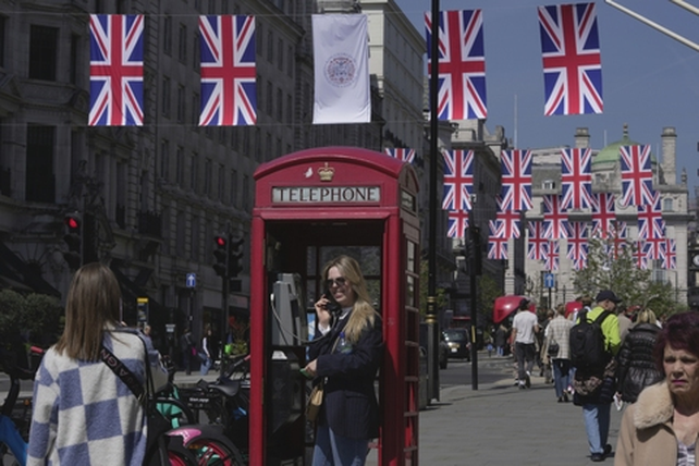 Londres est&aacute; engalanada para la ceremonia de coronaci&oacute;n, que se har&aacute; el pr&oacute;ximo 6 de mayo.