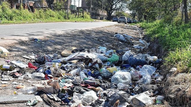 Basural persistente. Residuos se acumulan frente a la Escuela N.º 601 Leandro N. Alem hace dos años.