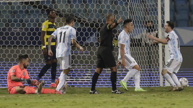 Lautaro Martínez convirtió el segundo gol para la selección Argentina y Leo se une al festejo. AP Photo / Eraldo Peres.