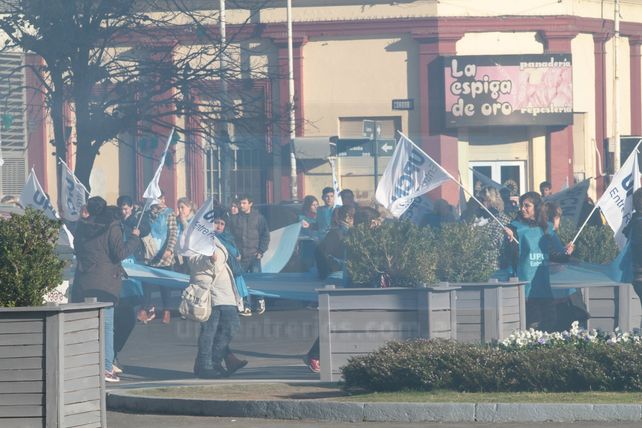 UPCN se movilizó a Casa de Gobierno en rechazo de la propuesta salarial del Gobierno