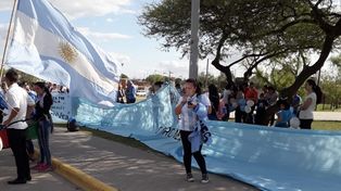 La bandera Provida más larga del país está en Santa Fe