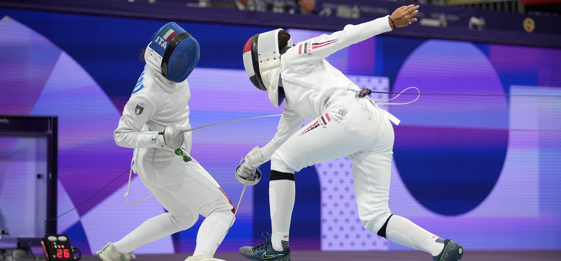 La italiana Alberta Santuccio (izquierda) compite con la egipcia Nardin Ehab en el partido de cuartos de final de espada por equipos femenino durante los Juegos Olímpicos de Verano de 2024 en el Grand Palais, el martes 30 de julio de 2024, en París, Francia. (Foto AP/Andrew Medichini) La italiana Alberta Santuccio (izquierda) compite con la egipcia Nardin Ehab en el partido de cuartos de final de espada por equipos femenino durante los Juegos Olímpicos de Verano de 2024 en el Grand Palais, el martes 30 de julio de 2024, en París, Francia. (Foto AP/Andrew Medichini)