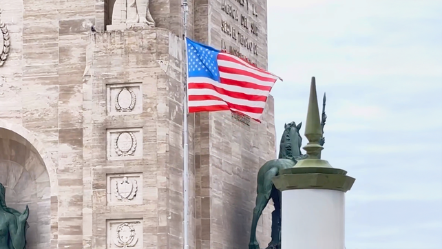 La foto de la bandera de Estados Unidos en el mástil escolta del Monumento Nacional a la Bandera generó polémica en redes sociales.