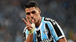 Luis Suárez y su tradicional festejo. Hizo tres para el triunfo de Gremio.