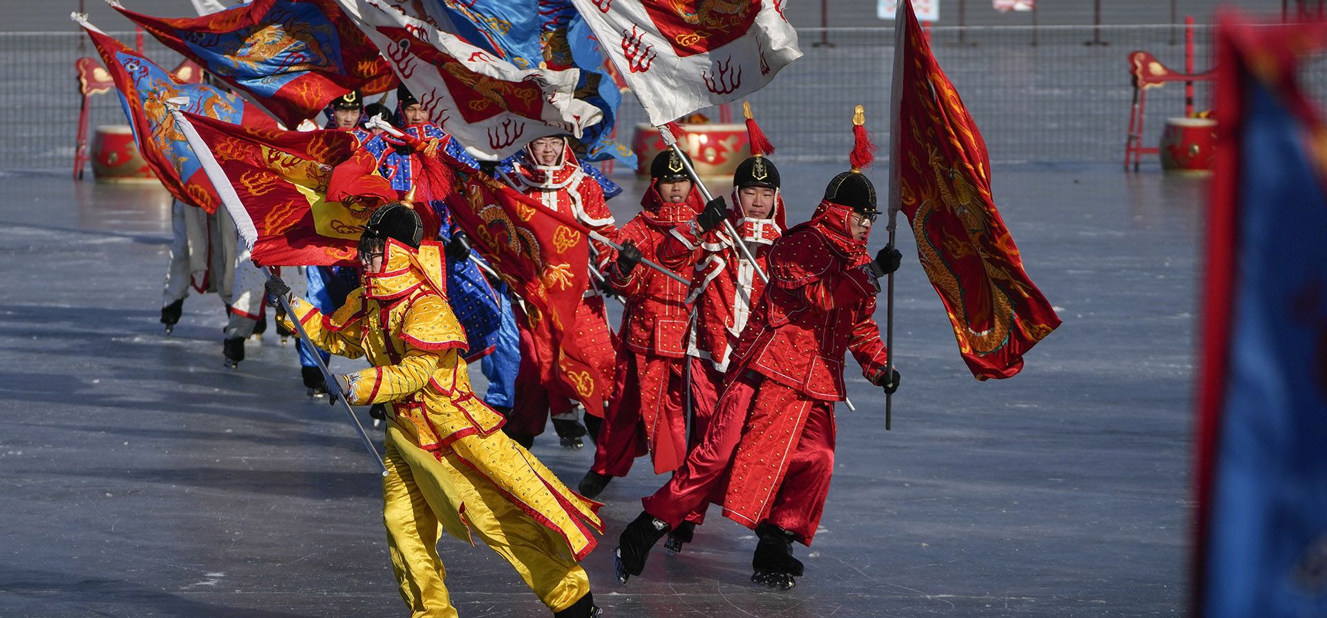 Artistas chinos vestidos con trajes tradicionales realizan un juego de hielo en un lago congelado en el Jardín Yuanmingyuan durante el segundo día de las celebraciones del Año Nuevo Lunar en Beijing, el lunes 23 de enero de 2023. (Foto AP/Andy Wong)